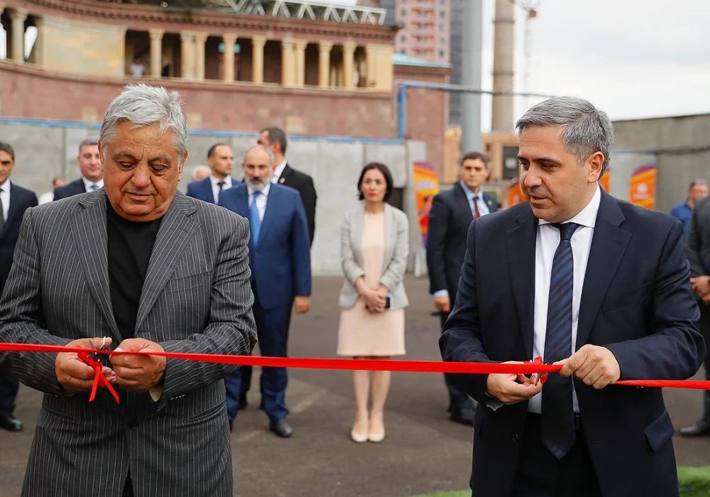 В Ереване открылась футбольная школа имени Хорена Оганесяна