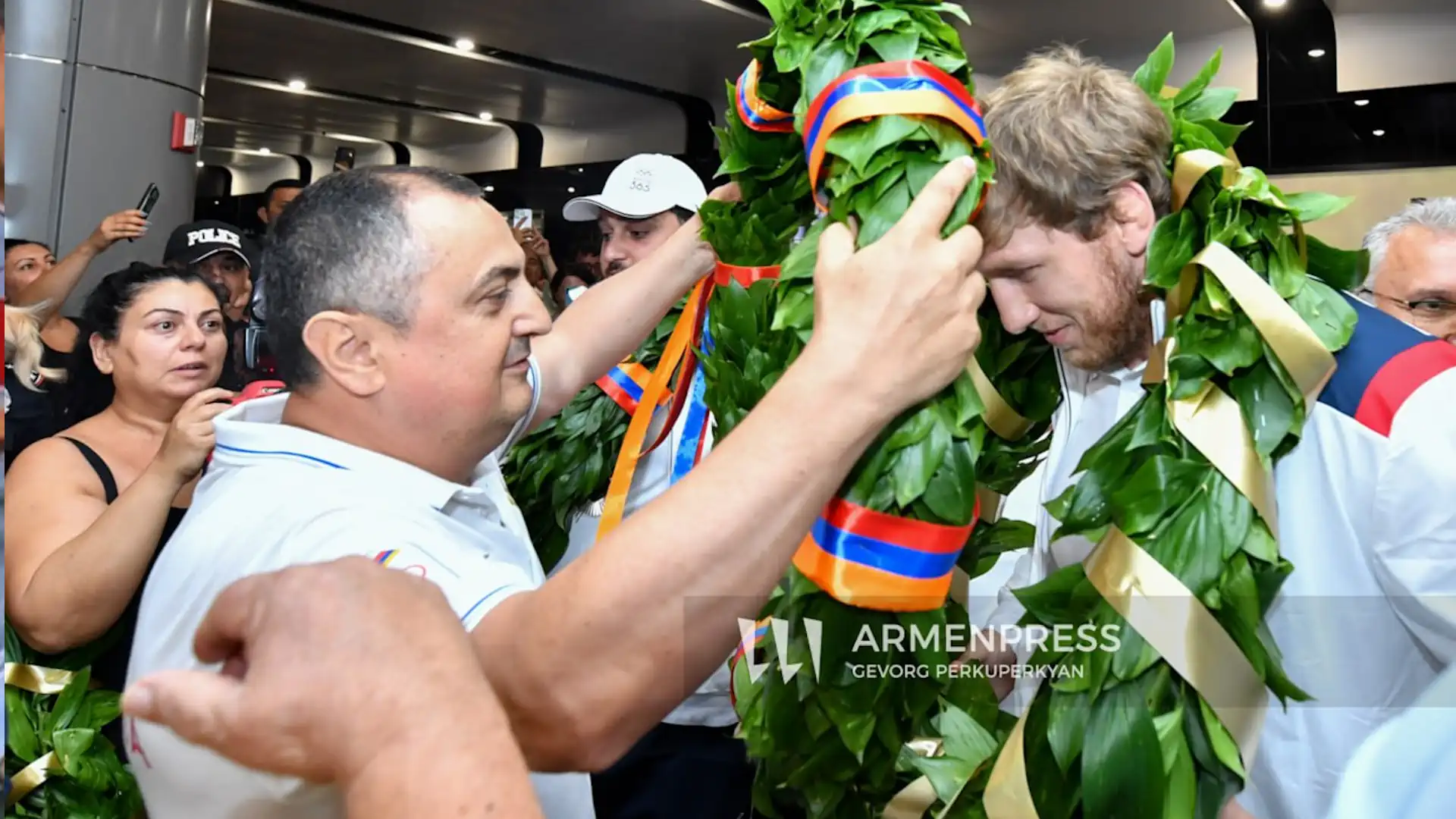 Yerevan gives a warm welcome to the last Armenian Olympians (Video)